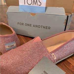 Brand NWT pink glitter Tom’s. Women’s Size 6.5